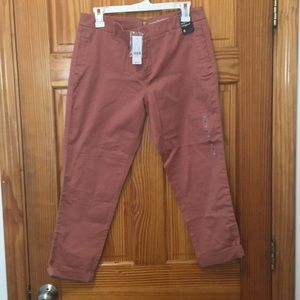 Cropped relaxed fit pant, blush color.